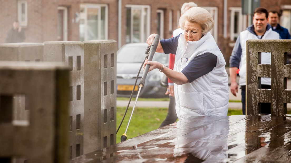 De prinses aan het werk in de speeltuin.