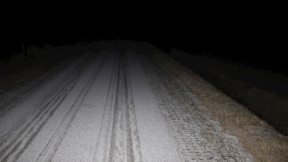Dun laagje sneeuw op wegen in Twente
