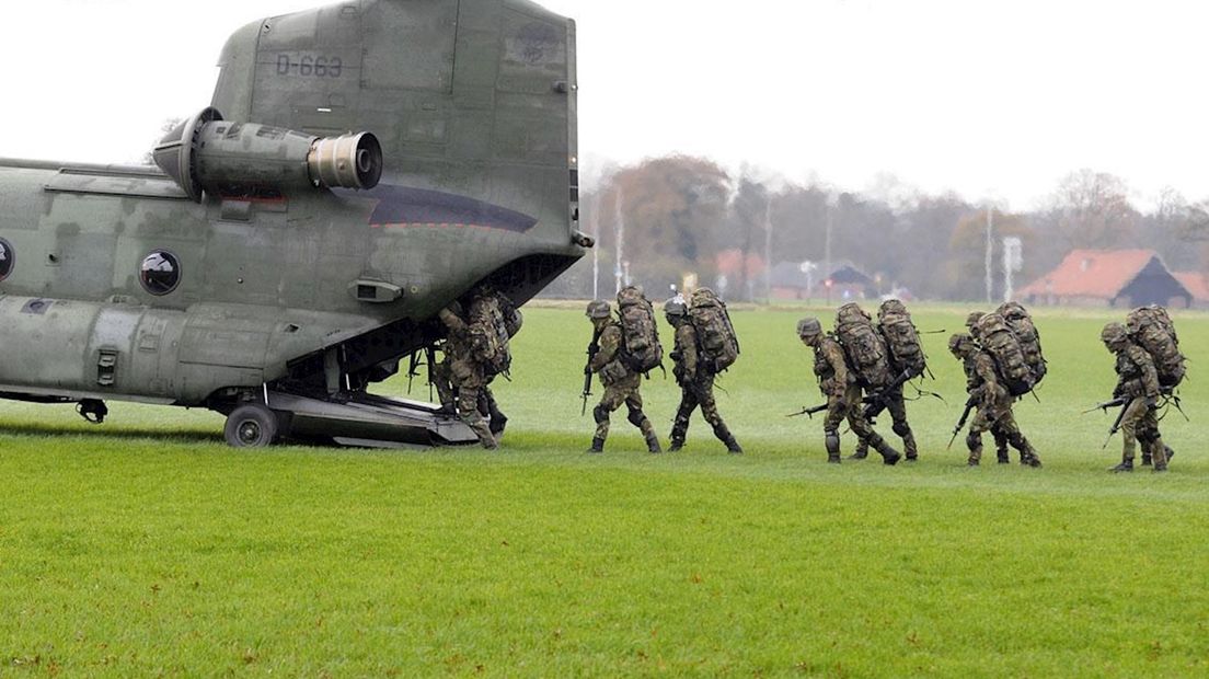 Militaire oefening met gevechtshelikopters