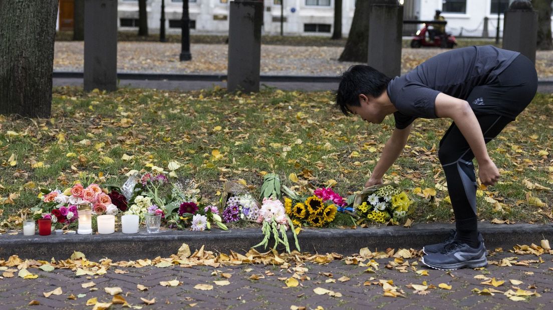 Bloemen bij de Britse ambassade in Den Haag