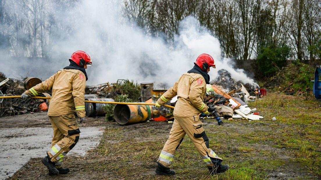 Bluswerk bij de brandende bult oud-en-nieuwafval