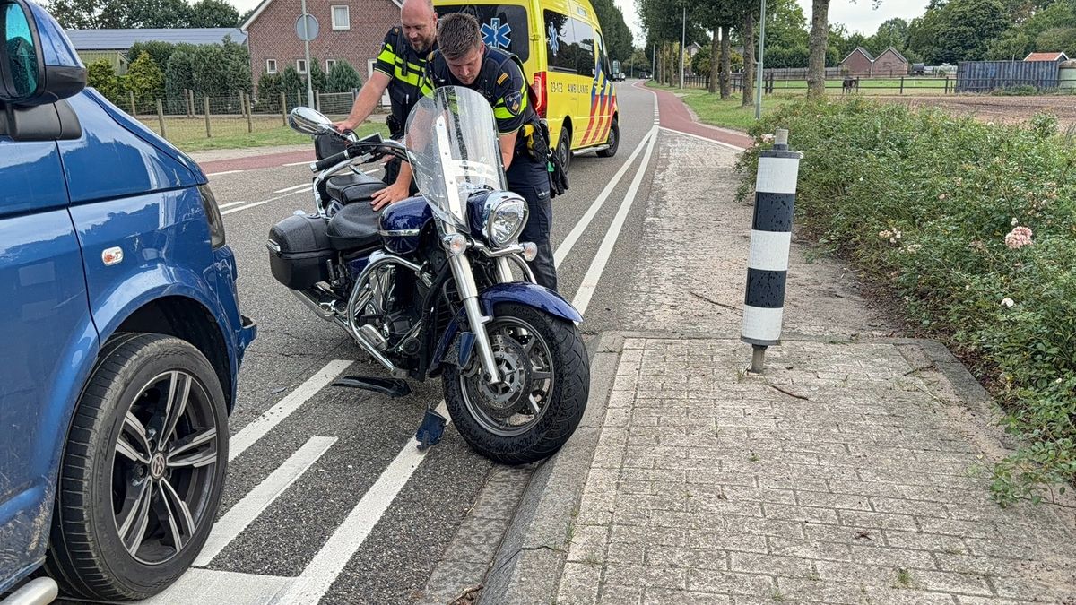 Motorrijder valt en belandt tegen bestelbus in Meerlo