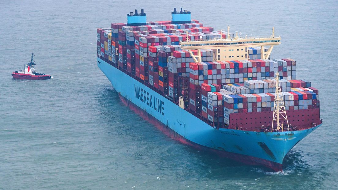 Het vastgelopen containerschip Mumbai Maersk voor de Duitse waddenkust