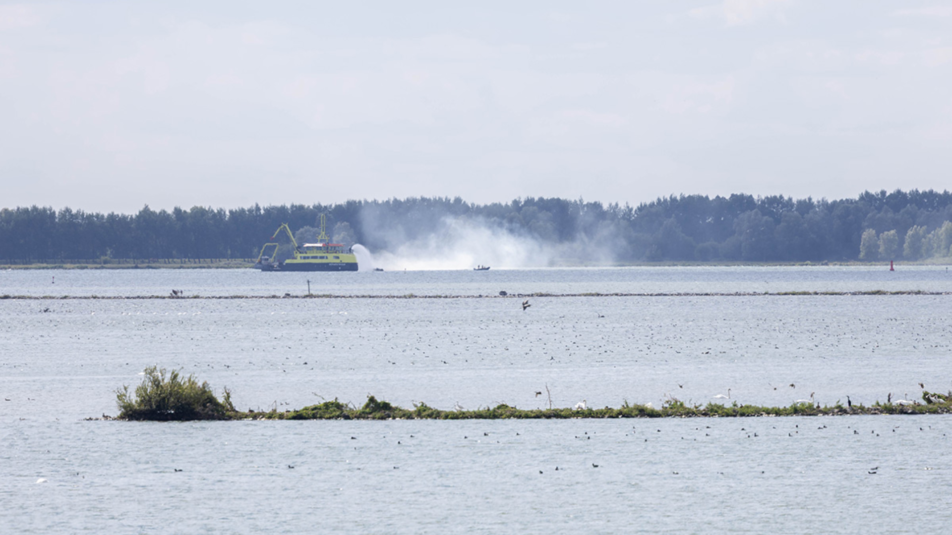 Een schip van Rijkswaterstaat begon met blussen.