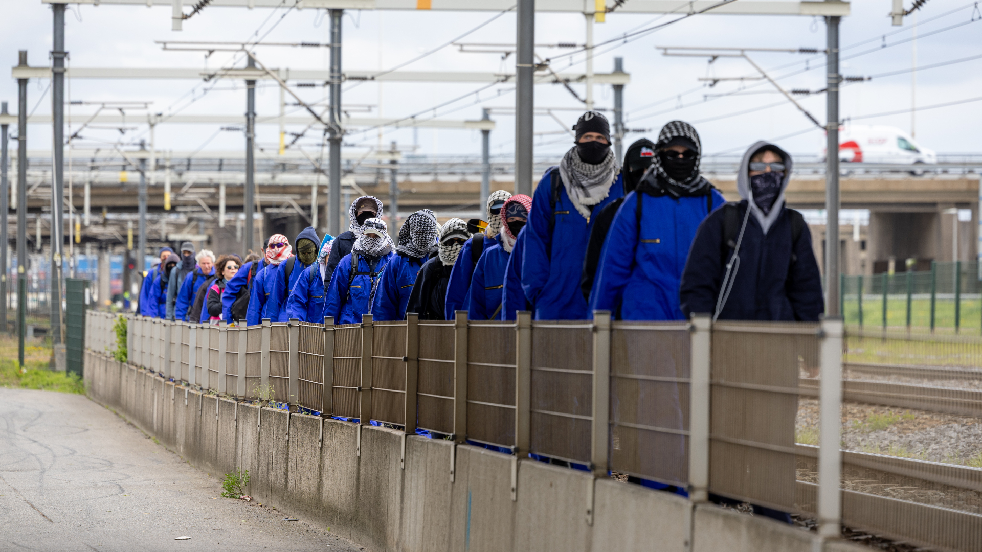 De groep bestaat uit ongeveer 30 mensen.