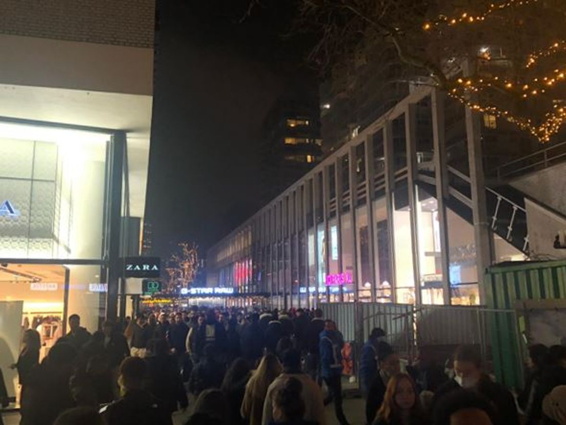 Drukte in Rotterdam-centrum tijdens Black Friday