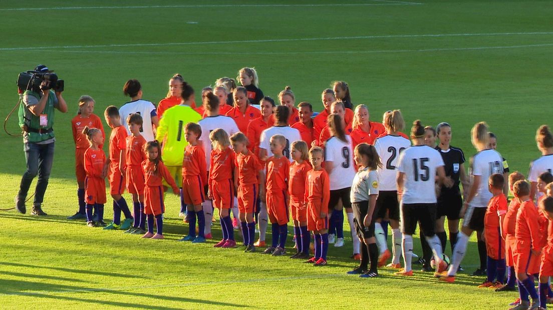 Oranje vrouwen oefenen tegen Oostenrijk
