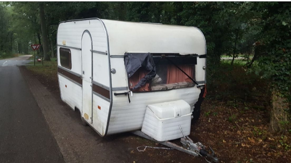 De caravan werd gedumpt bij Elp in het bos (Rechten: Tjeerd Langhout/Staatsbosbeheer)