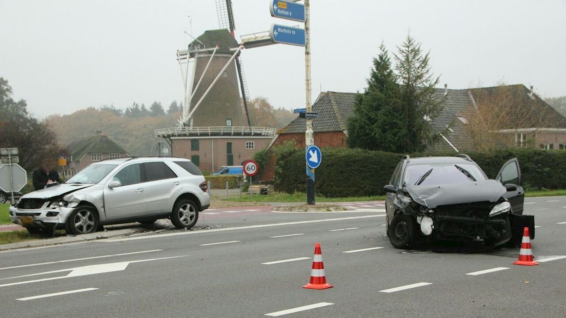 Overlast door botsing tussen twee personenauto's op N344