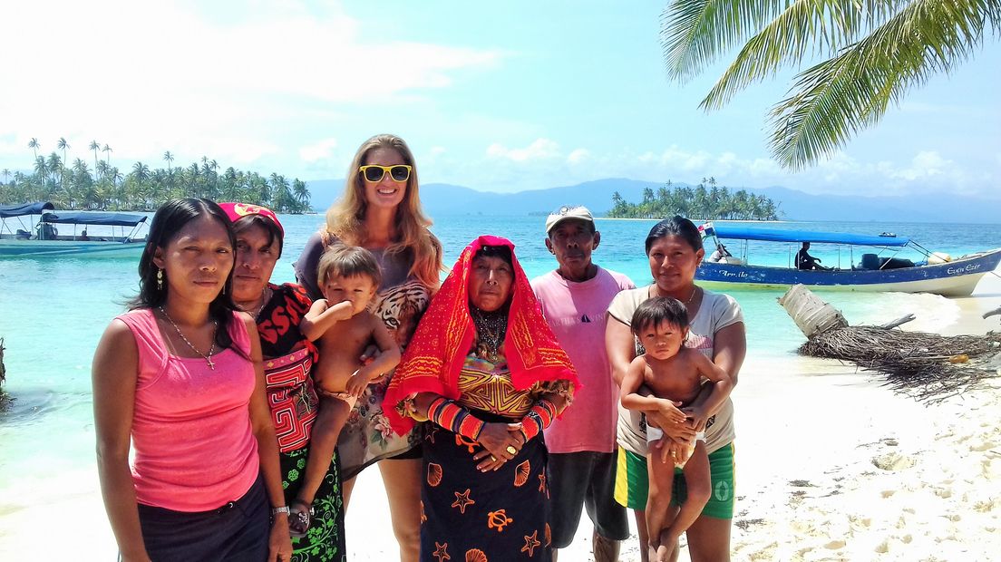 Sanne met een lokale familie op een van de San Blas eilanden voor de kust van Panama (Rechten: privéarchief Sanne de Groot)