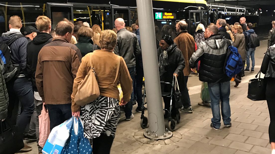 Reizigers wachten op Utrecht Centraal.