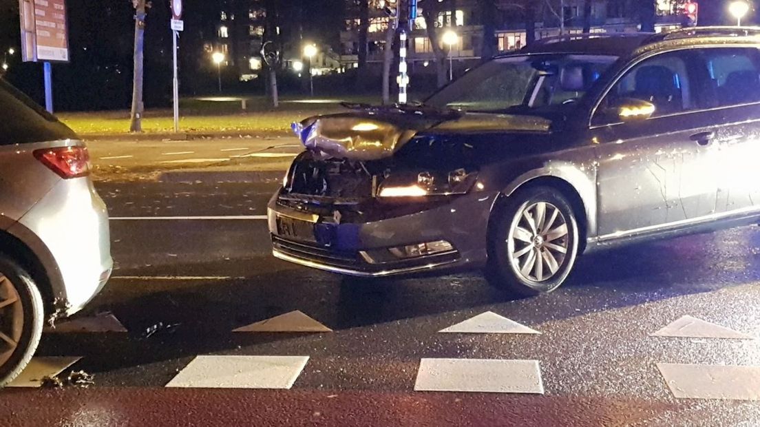 Fietsster en twee auto's botsen op elkaar