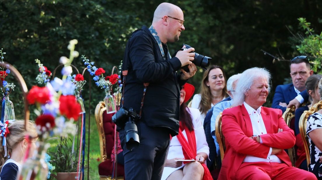 Fotograaf Kars Tuinder tijdens zijn laatste klus bij een bruiloft op Schiermonnikoog