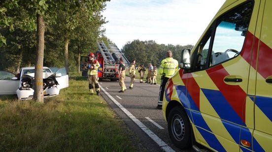 Automobilist gewond bij ernstig eenzijdig ongeluk in Balkbrug, traumaheli ter plaatse. Automobilist gewond bij ernstig eenzijdig ongeluk in Balkbrug, traumaheli ter plaatse.