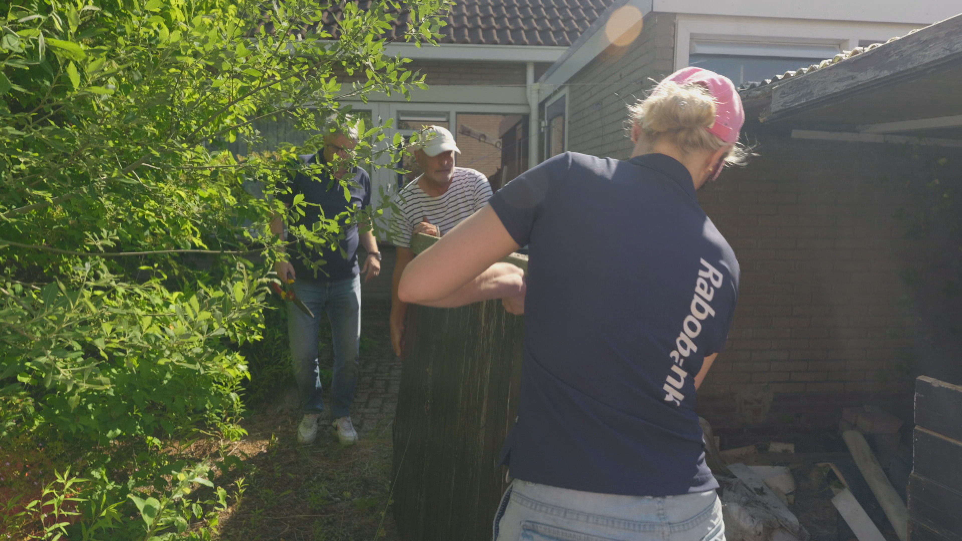 Medewerkers van de Rabobank helpen mee