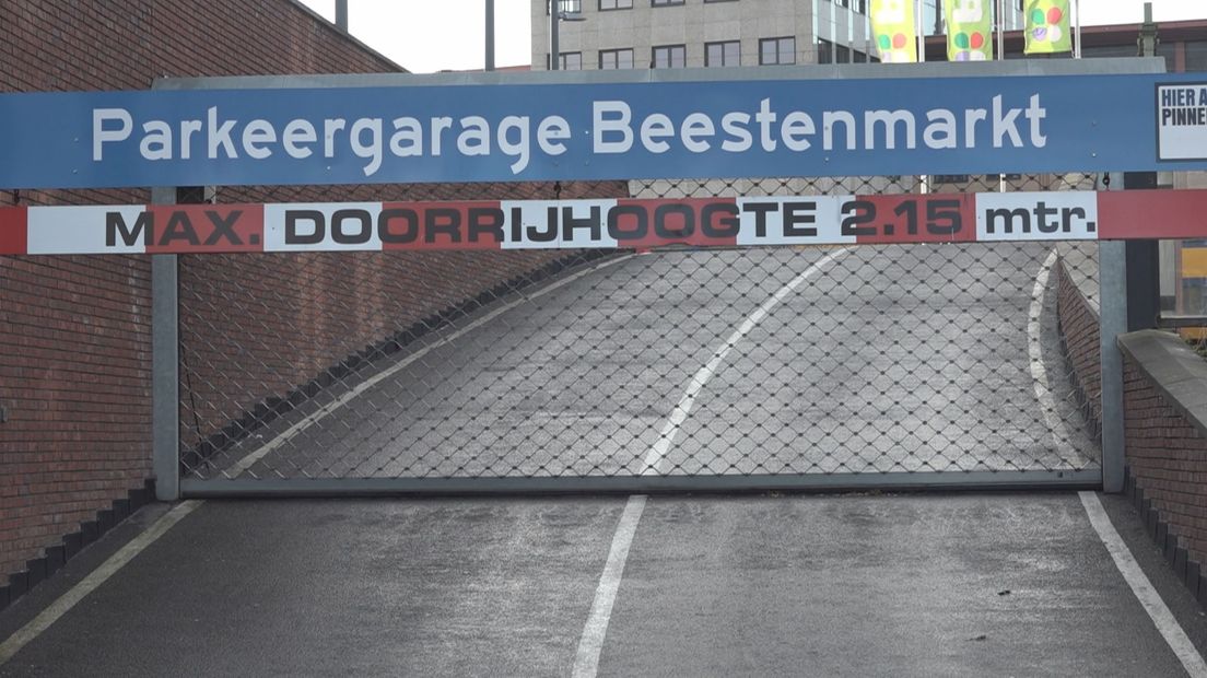 Een hek verspert de toegang bij de entree van het parkeerdek