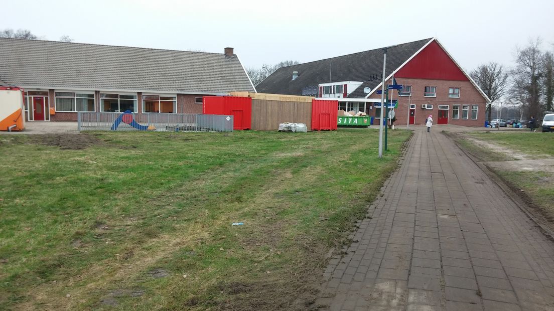 De eerste vluchtelingen zijn zaterdag opgevangen in asielzoekerscentrum Groot Deunk in Barlo, bij Aalten.