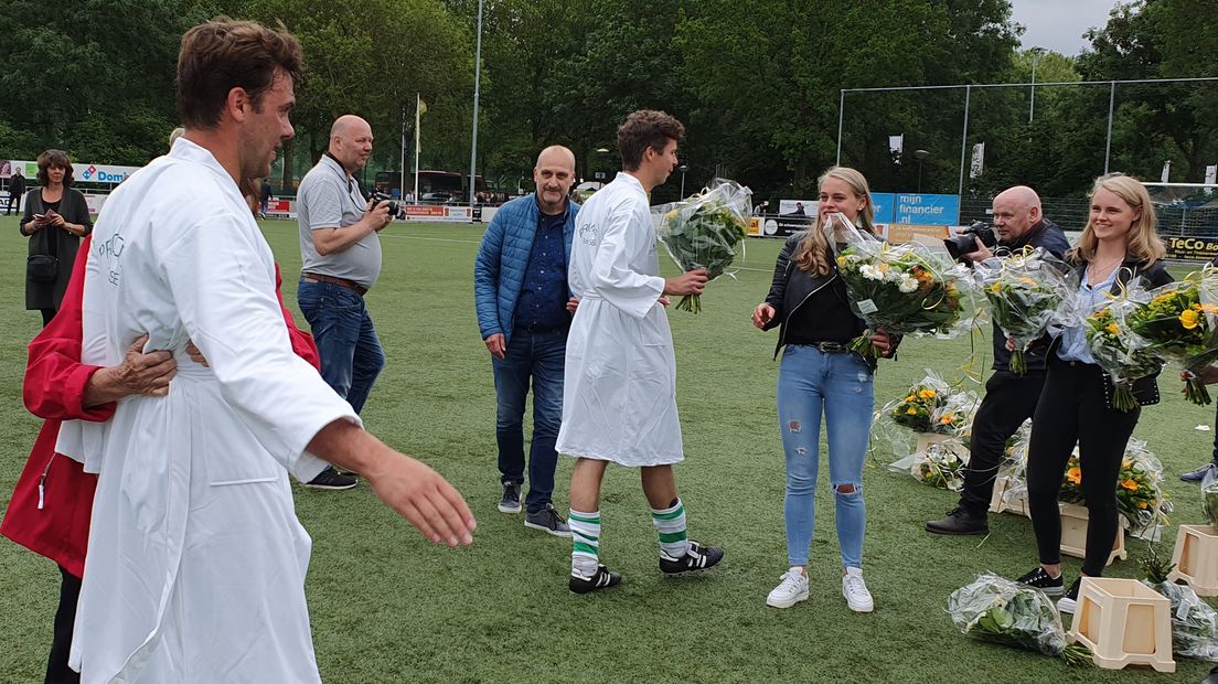 Baarn viert de promotie met bloemen