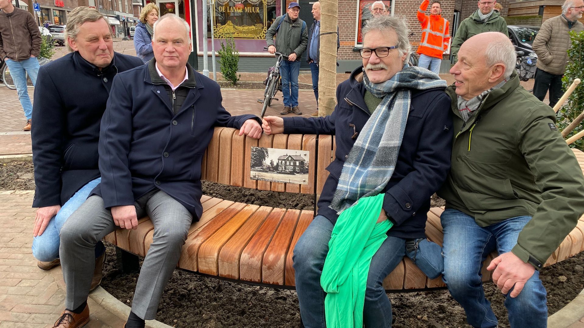 Burgemeester Stapelkamp, wethouder Groters, Versluis en Hoven op de nieuwe Rotterdam-bank.