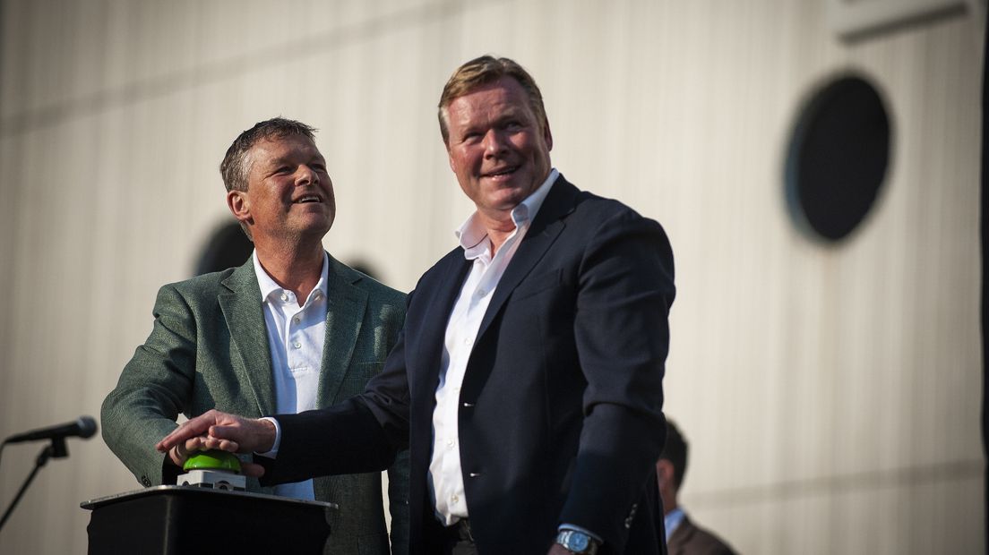 Erwin (links) en Ronald Koeman onthullen het standbeeld van hun vader Martin, bij het stadion van F Groningen