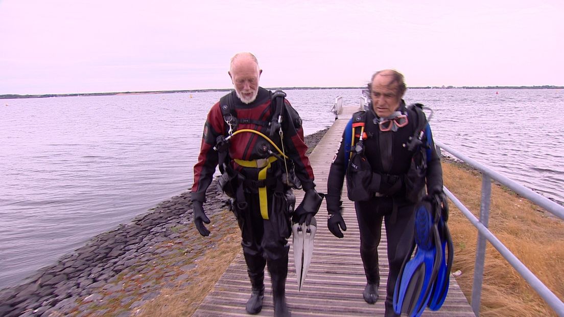 Duikinstructeur Henk van Ielen met beginnende duiker