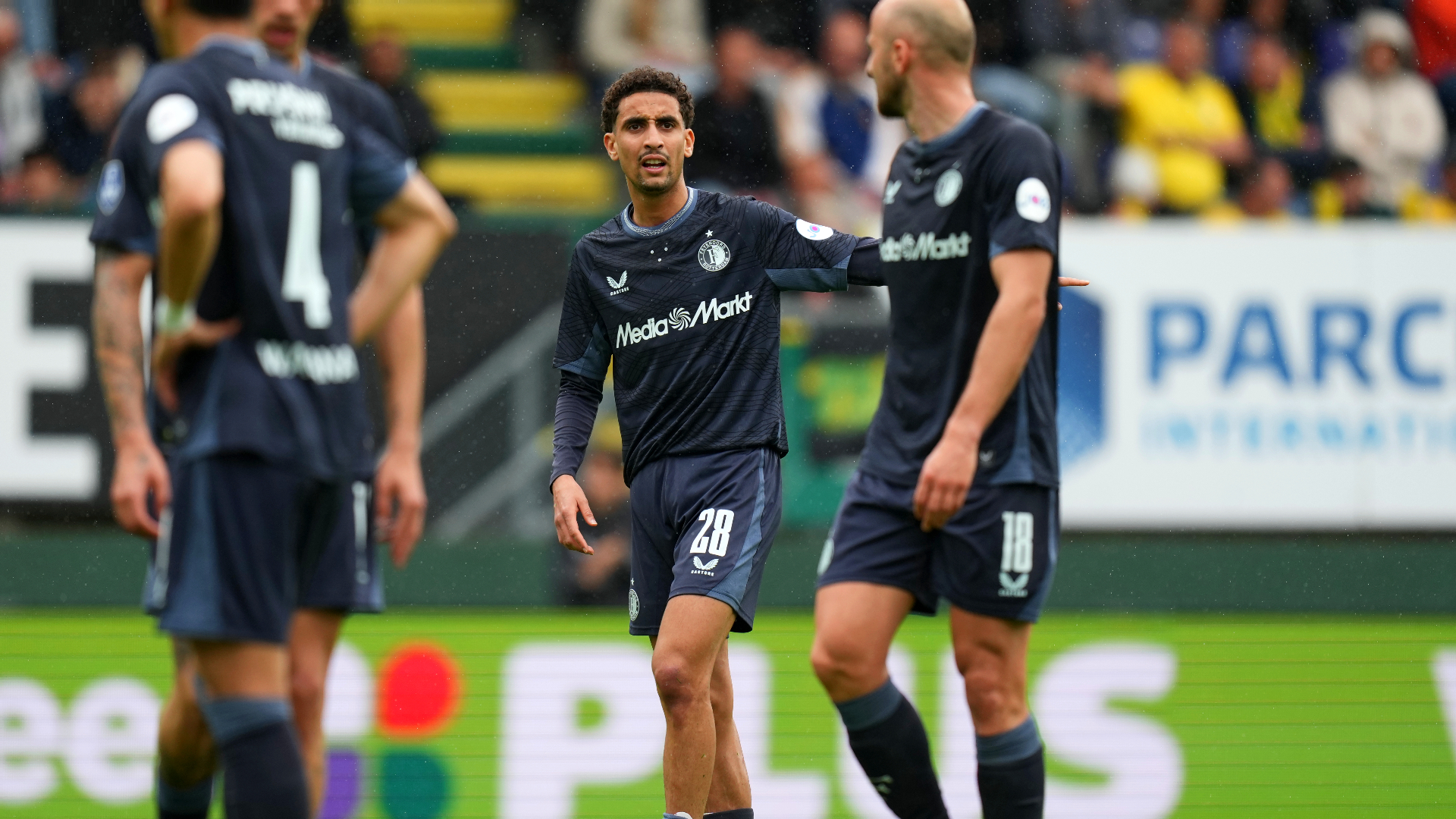 Oussama Targhalline coacht zijn teamgenoten