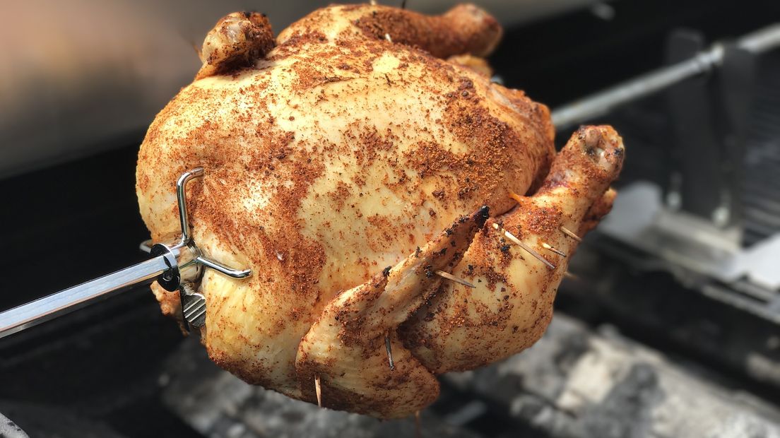 De NVWA onderzoekt of er toch fipronil in kippenvlees zit. De verboden insecticide is gebruikt bij een aantal vleeskuikenbedrijven, blijkt uit de administratie van het verdachte Barneveldse bedrijf Chickfriend. Die vleeskuikenbedrijven zijn geblokkeerd.