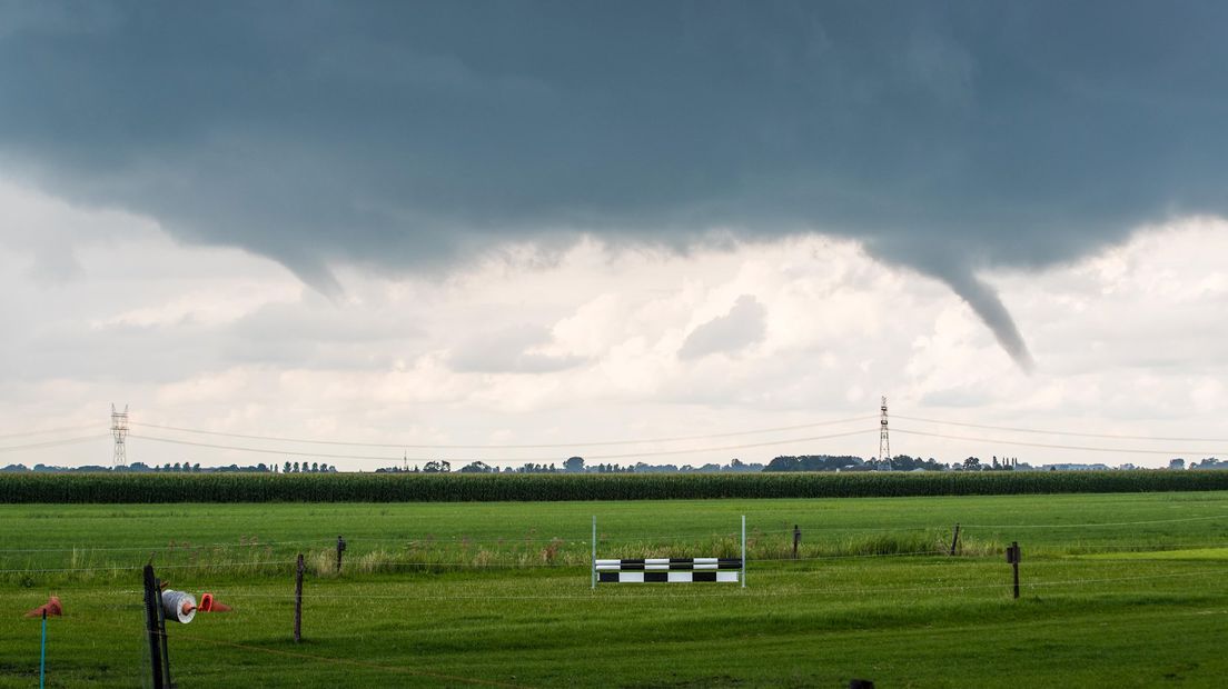 De waterhoos bij Zwolle; even werd er zelfs een dubbele gespot