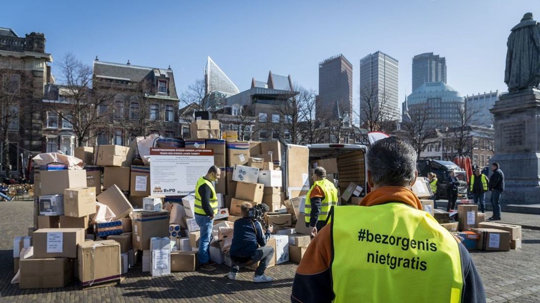 Pakketbezorgers op de Dag van de Pakketbezorger op 9 maart 2022