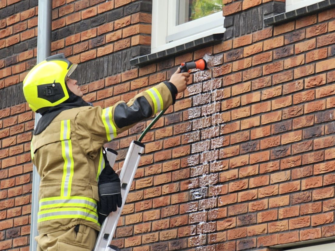 De brandweer kon de brand in de spouwmuur blussen voordat het uitbreidde naar andere delen van het huis.