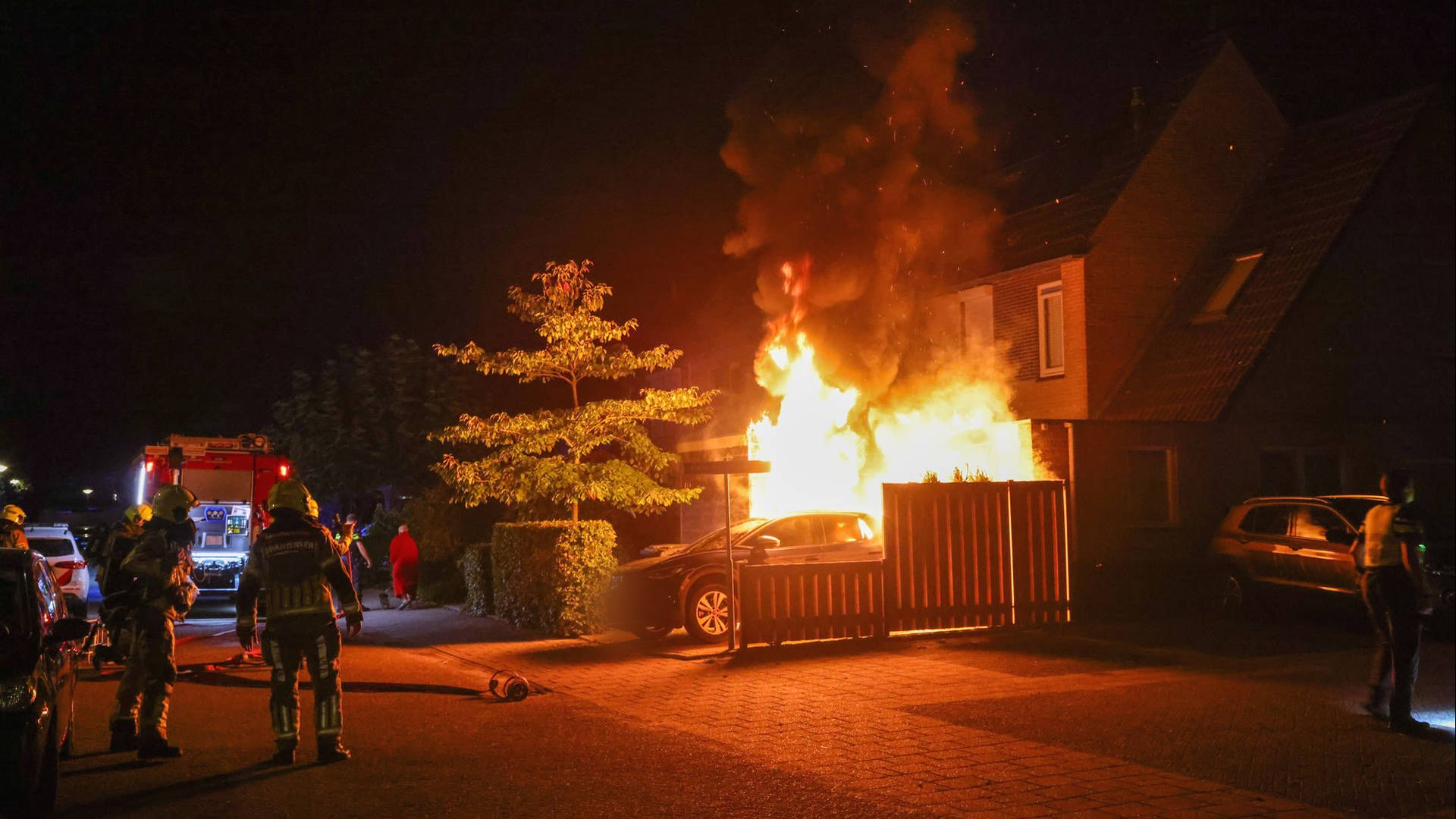 Felle autobrand zorgt voor flinke schade aan woning