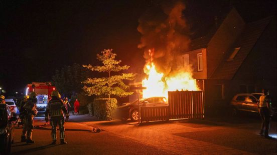 Felle autobrand zorgt voor flinke schade aan woning
