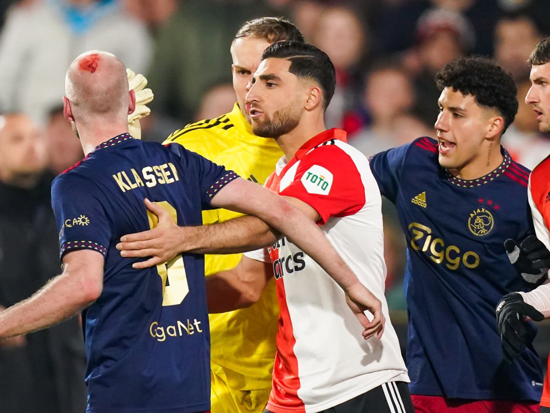 Davy Klaassen is woest nadat hij een voorwerp naar zijn hoofd geslingerd heeft gekregen tijdens Feyenoord-Ajax