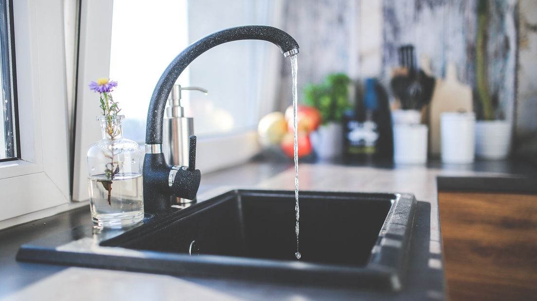 Bruin kraanwater door aanhoudende warmte (Rechten: Pixabay.com)