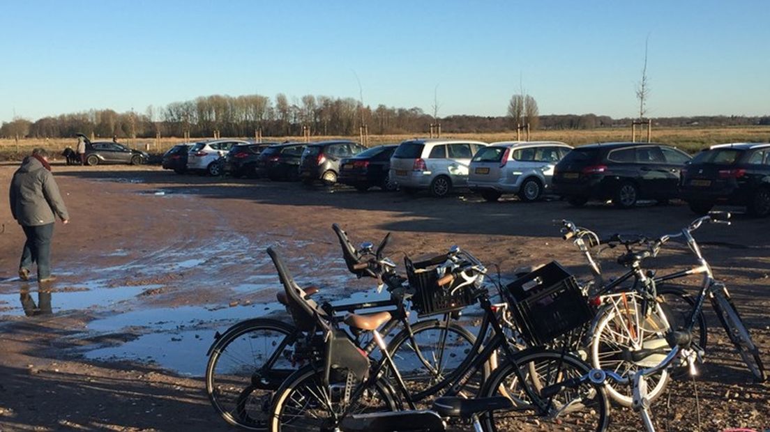 Veel mensen komen met de auto naar de uitkijktoren (Rechten: RTV Noord)