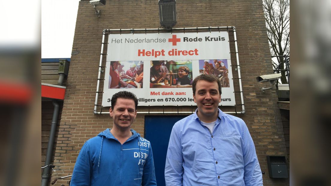 David Faber (l) en Arvid Fens fan it distrikt Fryslân Reade Krús