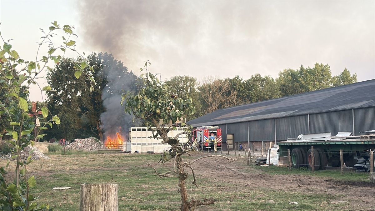 Brand bij agrarische bedrijf in Kronenberg zorgt voor flinke rookontwikkeling
