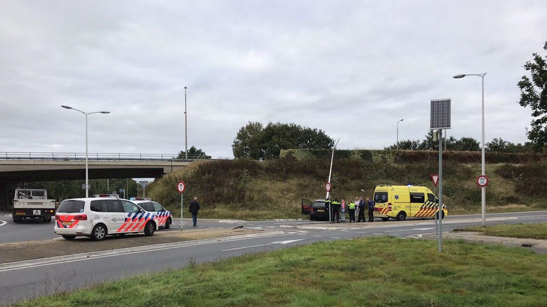 Automobilist gewond bij botsing tegen lantaarnpaal