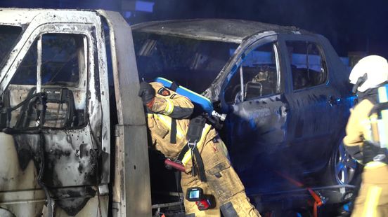 Vlammen verwoesten autoambulance en auto in Hoogeveen