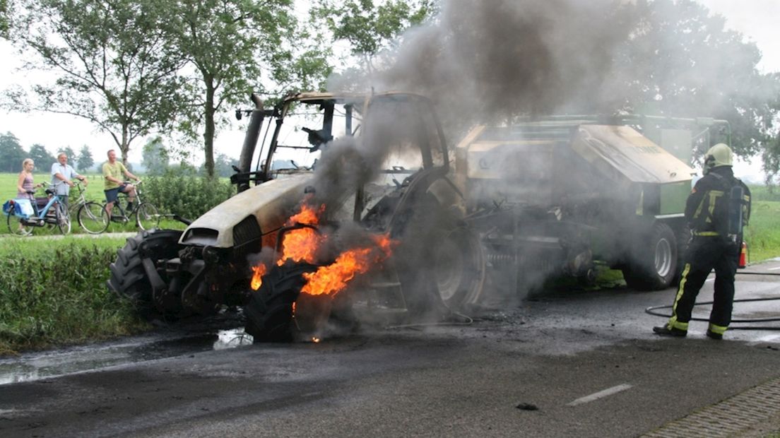 Tractor gaat in vlammen op