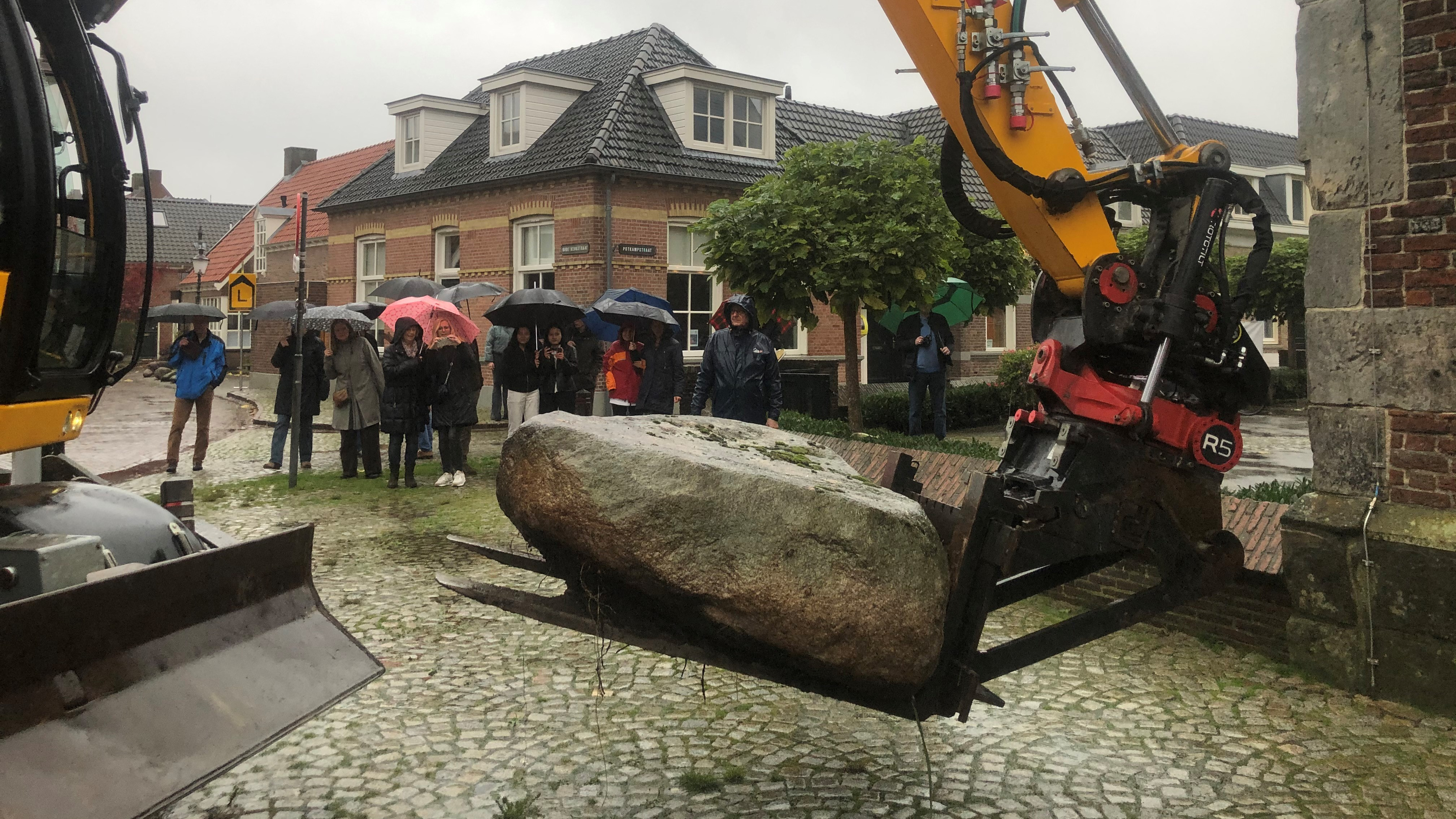 De offersteen wordt bij de Oude Kerk in Oud Borne geplaatst.