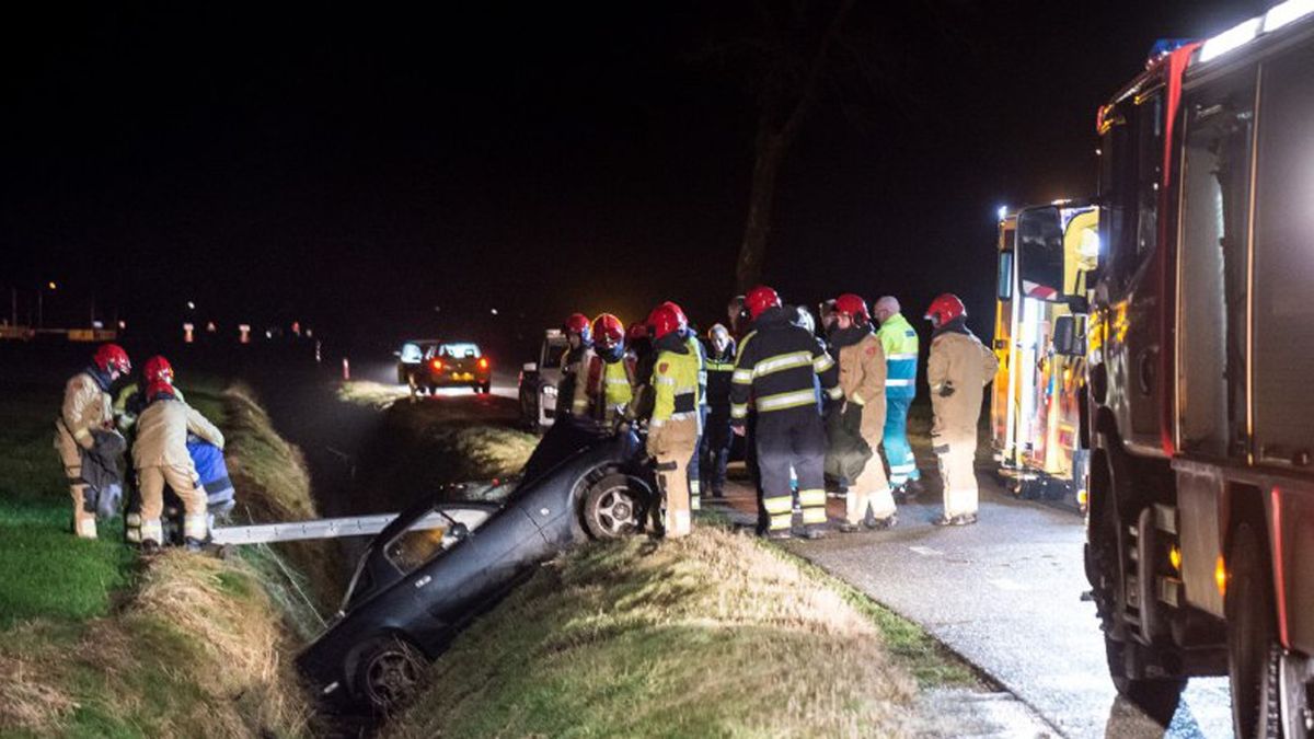 Auto in de sloot bij Saaksum