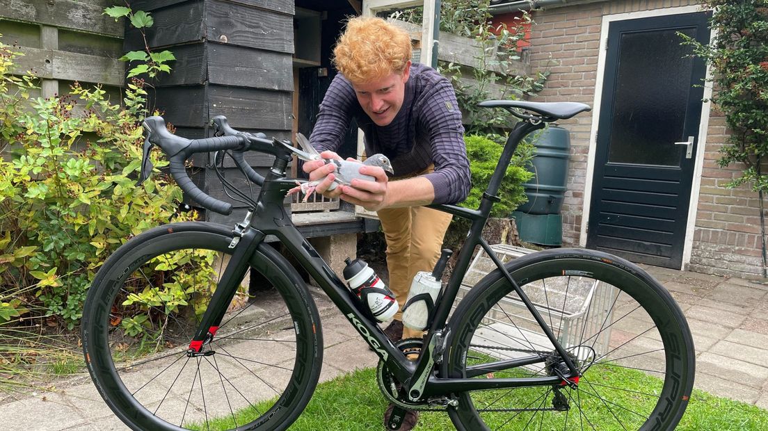 Tijs met zijn postduif en wielrenfiets