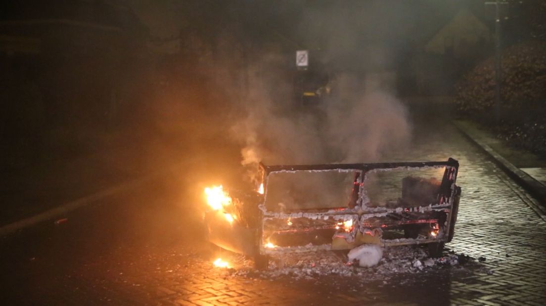 De politie in het Rivierengebied bezoekt de komende dagen raddraaiers die zich tijdens voorgaande jaarwisselingen hebben misdragen. 'Met de actie willen we laten weten dat we ze in de smiezen hebben', zegt Bert Stronks van de politie.