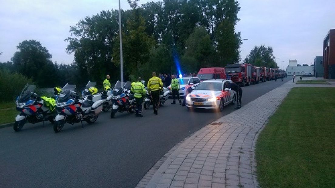 De brandweer Noord en Oost Gelderland oefende dinsdagavond onder politiebegeleiding met 12 brandweerauto's op de A1.