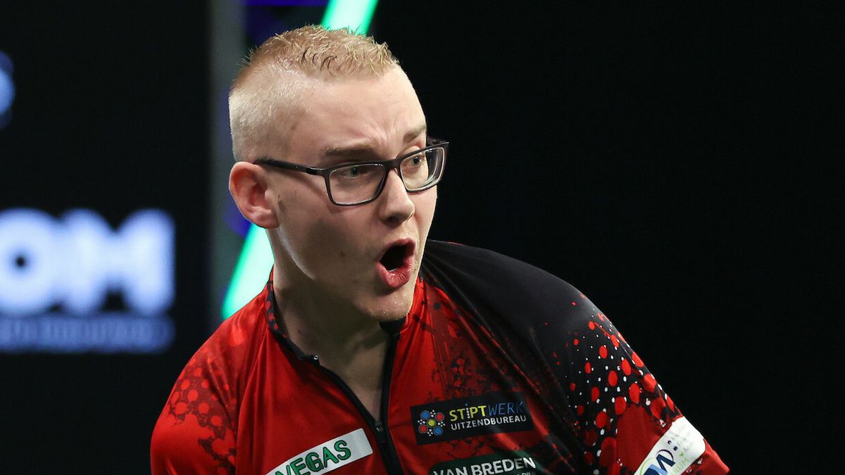 Jurjen van der Velde verruilt overall voor dartshirt: 