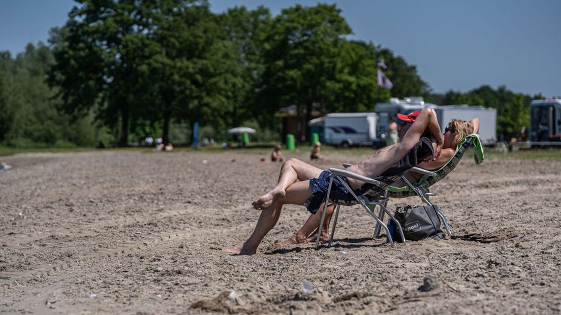 In de zon bij Strand Horst (Ermelo).