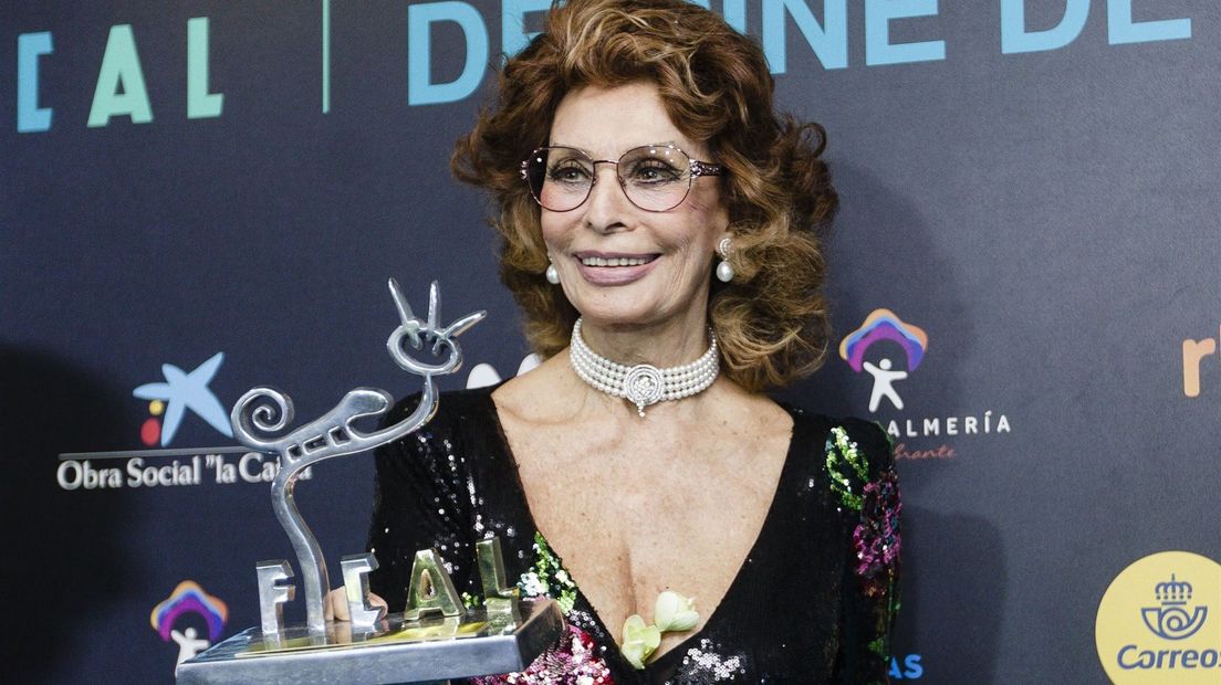 Sophia Loren neemt een prijs in ontvangst tijdens Almeria's Cinema International Festival