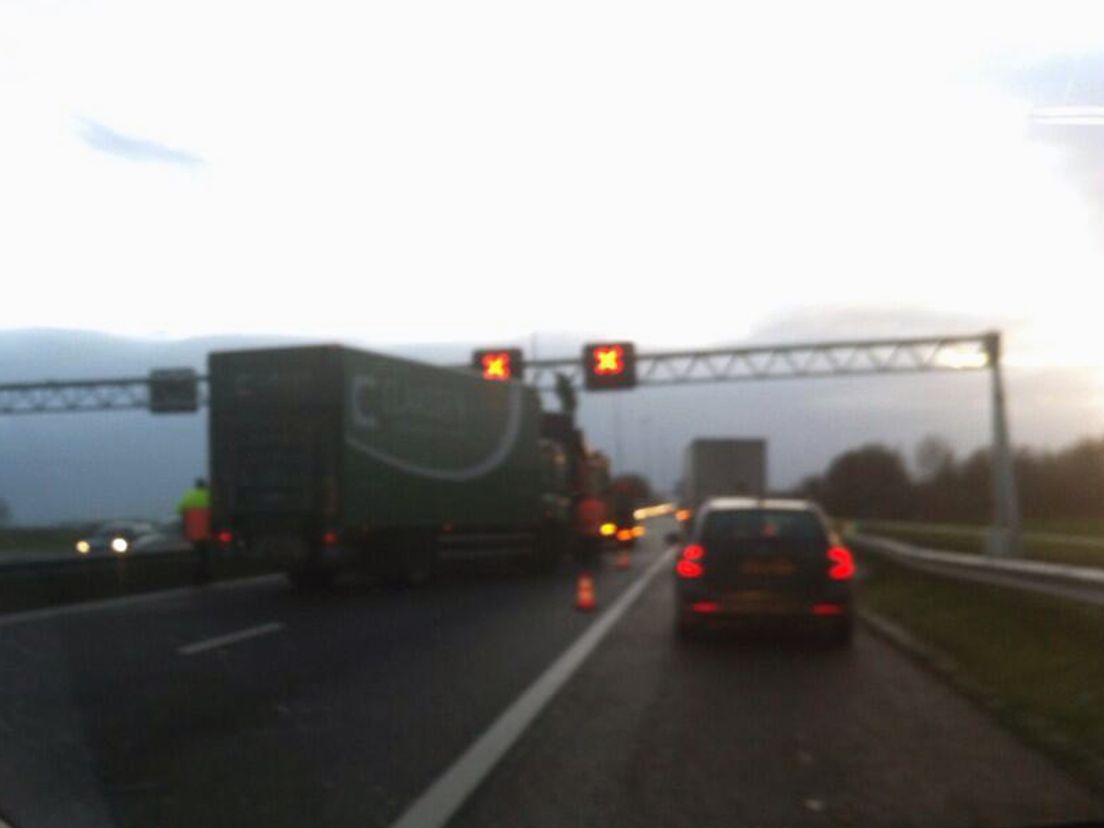 Vrachtwagen_vast_onder_matrixbord_A27