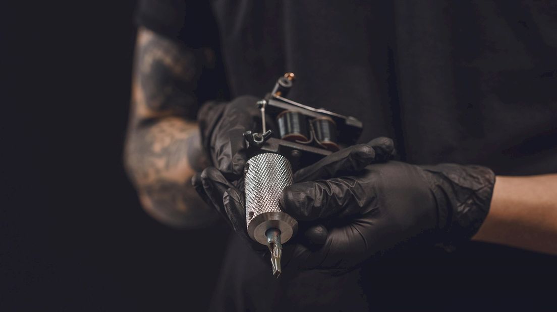 Politie vindt tattoo machines en hondenriemen bij fouillering in Rijssen